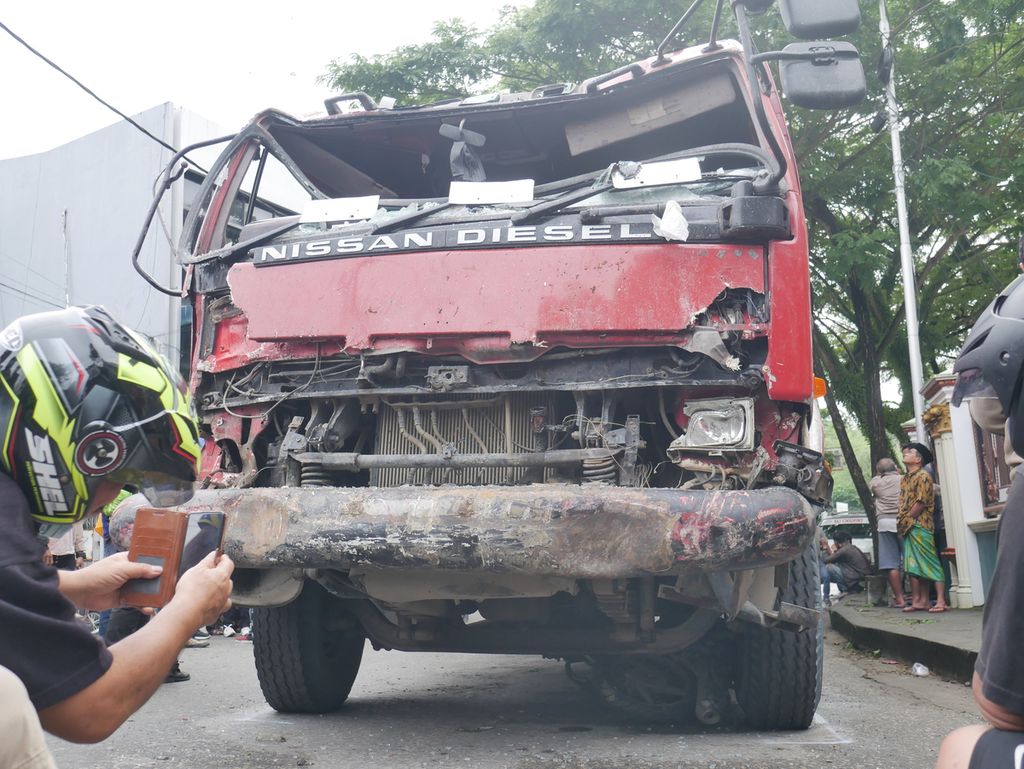Kondisi truk tronton yang mengalami mesin blong dan menabrak puluhan kendaraan di Simpang Empat Muara Rapak, Kecamatan Balikpapan Utara, Kota Balikpapan, Kalimantan Timur, Jumat (21/1/2022).