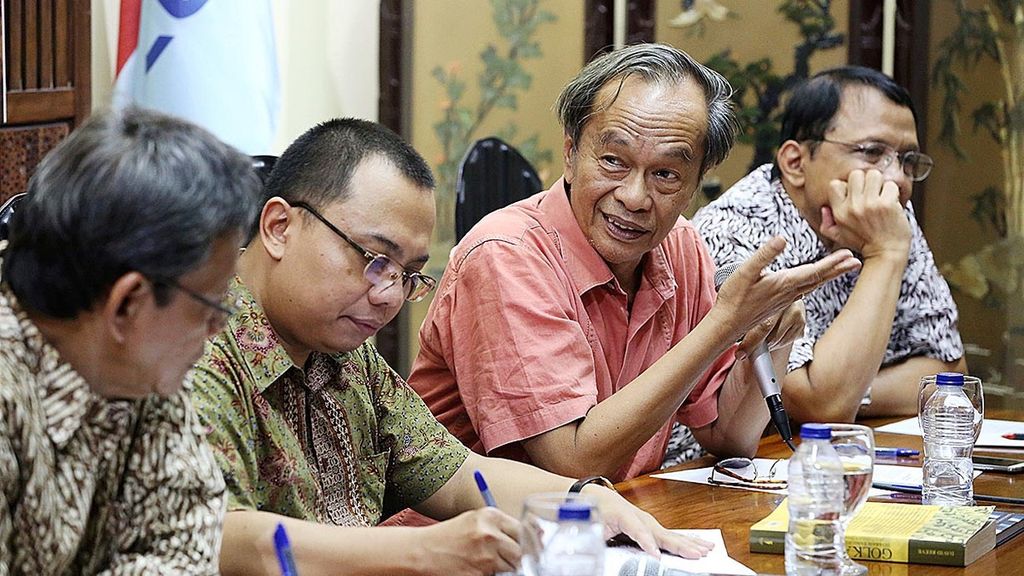 Sekjen DPP Golkar periode 1983-1988 Sarwono Kusumaatmadja (kedua dari kanan) menyampaikan pendapat dalam acara diskusi Pertaruhan Golkar: Budaya Politik Lama Vs Transformasi Partai di Jakarta.