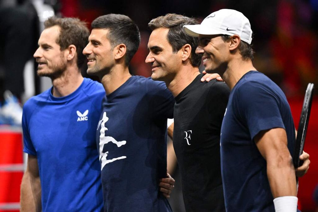 Empat petenis terbaik dalam dua dekade terakhir, dari kiri ke kanan Andy Murray, Novak Djokovic, Roger Federer, dan Rafael Nadal, berfoto sebelum sesi latihan jelang partisipasi mereka pada turnamen Piala Laver di O2 Arena in London, 22 September 2022.