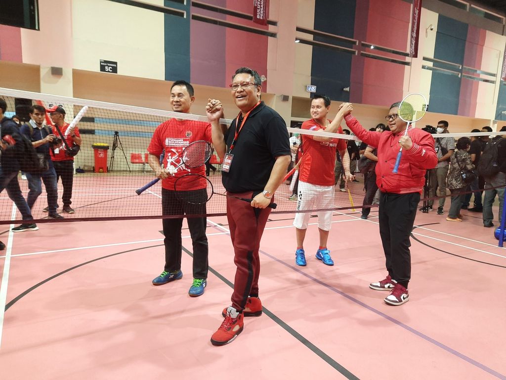Sekretaris Jenderal PDI-P Hasto Kristiyanto seusai bermain bulu tangkis dengan Ketua DPP PDI-P Bidang Pemuda dan Olahraga Eriko Sotarduga di GBK Arena, Minggu (23/10/2022). Mereka bermain dengan mantan atlet badminton, Candra Wijaya. 