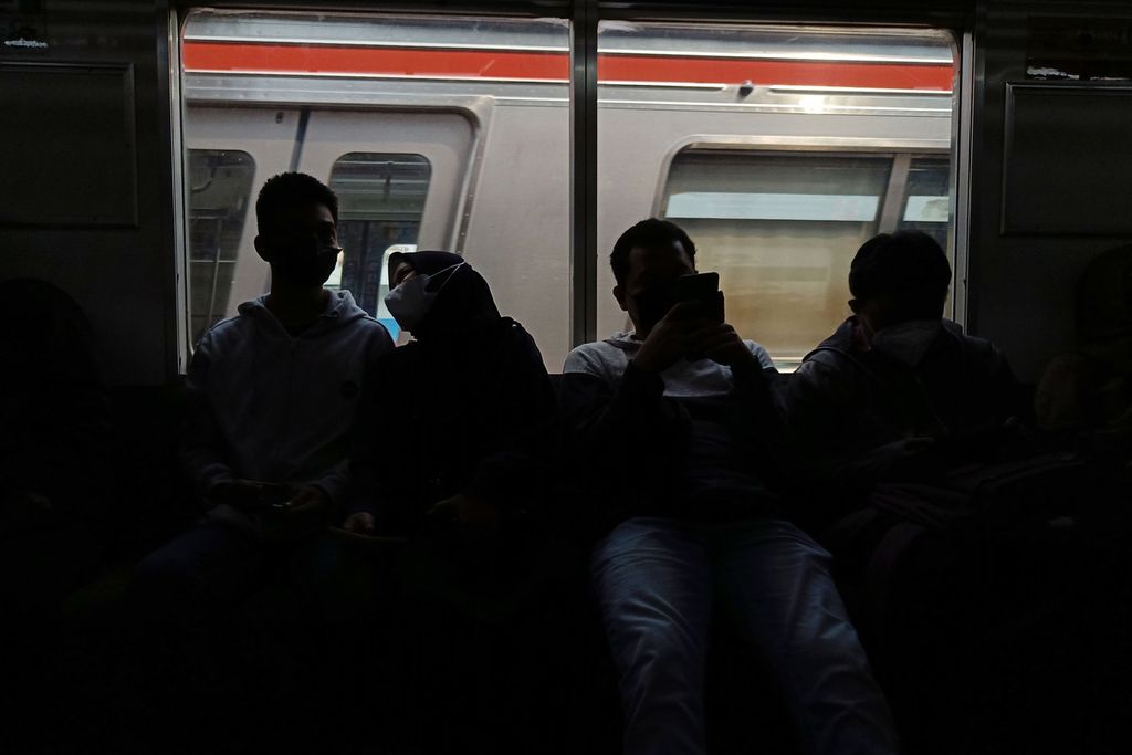 Penumpang KRL Commuterline di dalam kereta tujuan Stasiun Tanah Abang, Jakarta, Kamis (10/3/2022).