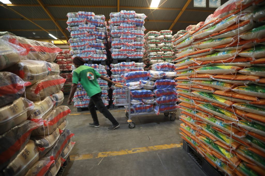 Pekerja mendistribusikan beras di gudang PT Food Station Tjipinang Jaya (FSTJ), Cipinang, Jakarta Timur, Rabu (18/3/2020). 