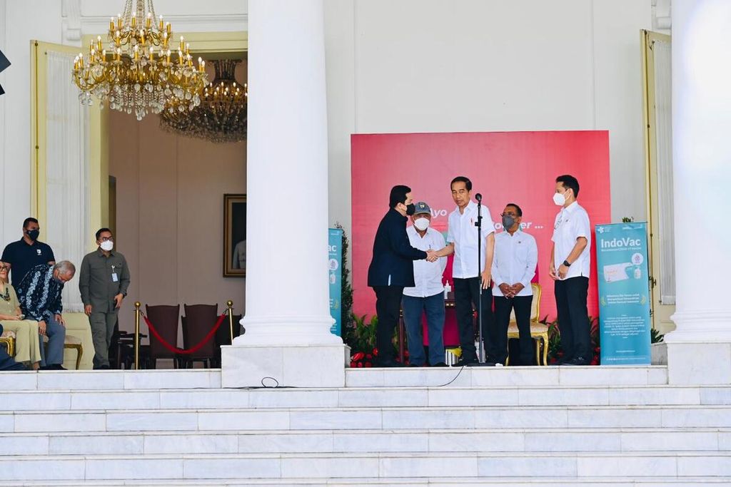 Presiden Joko Widodo pada acara pelaksanaan vaksinasi Covid-19 penguat kedua di Istana Kepresidenan Bogor, Jawa Barat, Kamis (24/11/2022).