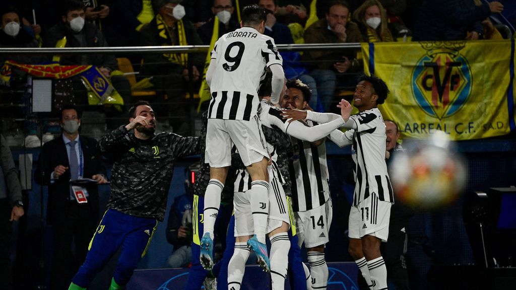 Pemain Juventus merayakan gol yang dicetak Dusan Vlahovic ke gawang Villarreal pada laga pertama babak 16 besar Liga Champions Eropa di Stadion La Ceramica, Villarreal, Spanyol, Rabu (23/2/2022) dini hari WIB. Laga itu berakhir imbang, 1-1.