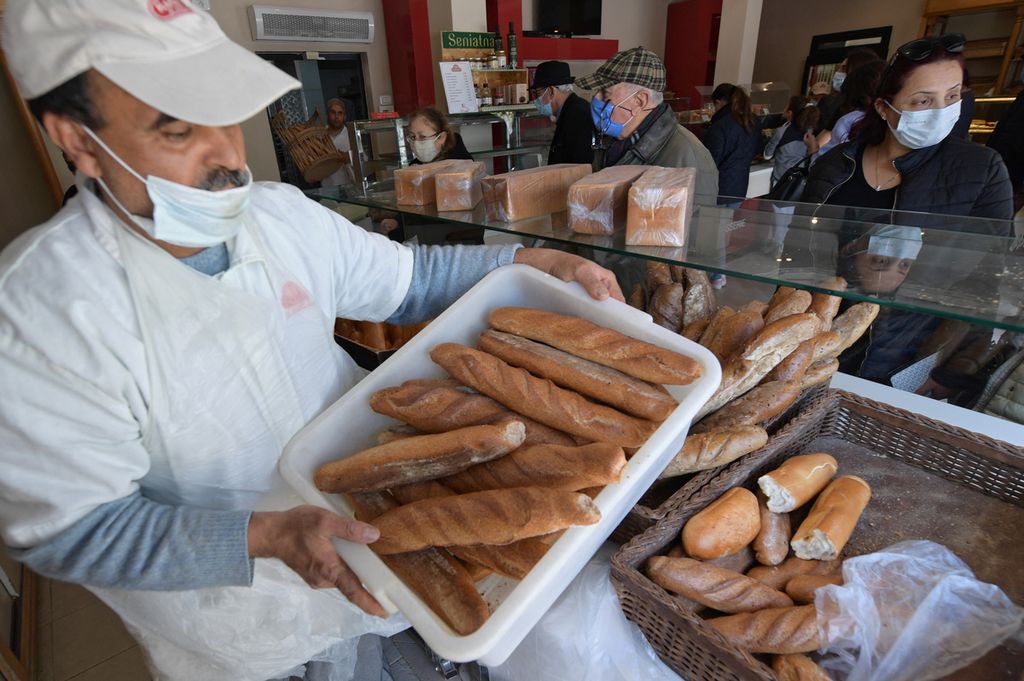 Toko roti di kawasan El Menzah, Tunis, Tunisia pada 27 Februari 2022. Tunisia dan sejumlah negara Afrika cemas dengan perang Rusia-Ukraina. Sebab, lebih dari separuh gandum kawasan itu dipasok Kiev-Moskwa. Gandum merupakan makanan pokok banyak negara Timur Tengah dan Afrika. 