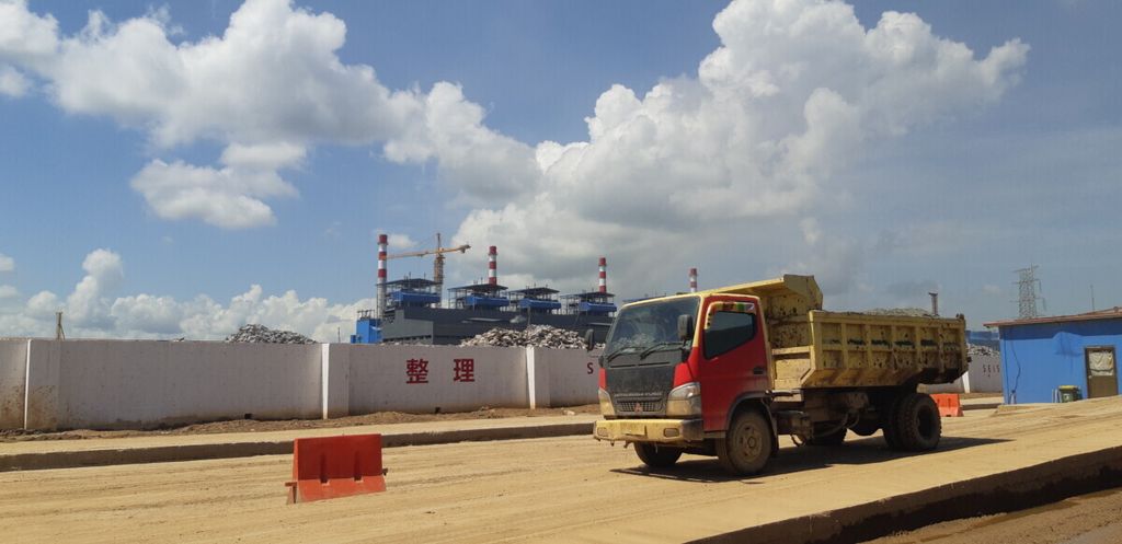 Truk melintas di depan area pabrik pengolahan dan pemurnian (<i>smelter)</i> berbasis nikel milik PT Virtue Dragon Nickel Industry di Konawe, Sulawesi Tenggara, Februari 2019.