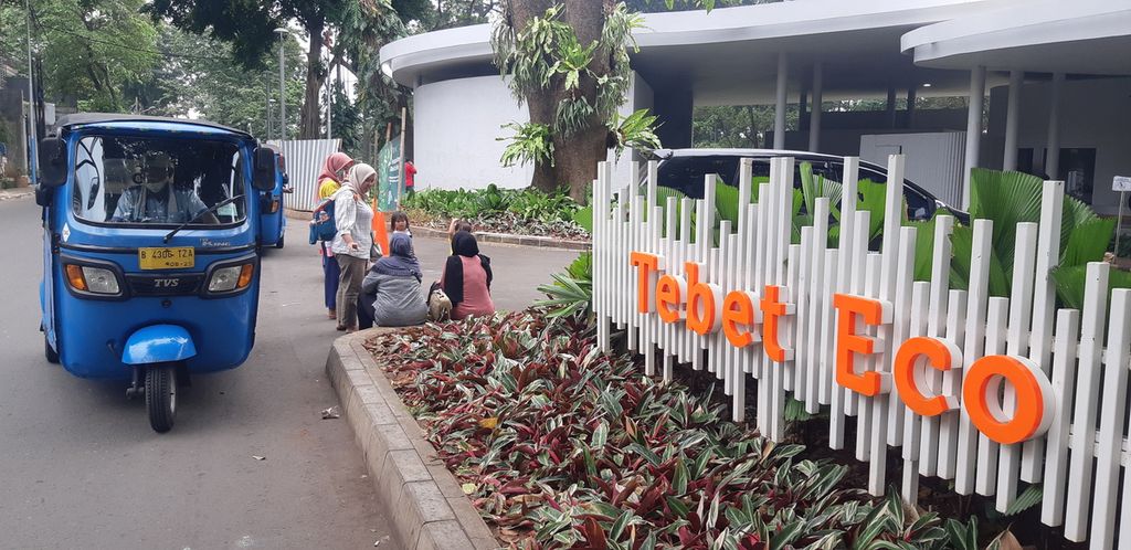 Sejumlah warga hendak mendatangi Tebet Eco Park, Jakarta Selatan, Rabu (15/6/2022). Taman Tebet Eco Park ditutup sementara untuk pemeliharaan taman dan perbaikan fasilitas pada 15-31 Maret 2022.