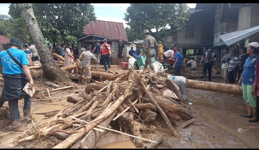Batang kayu tertumpuk karena dibawa oleh banjir yang merendam sejumlah kecamatan di Kabupaten Lahat, Sumatera Selatan, Kamis (9/3/2023). Satu orang tewas dan ratusan rumah terendam akibat banjir tersebut.