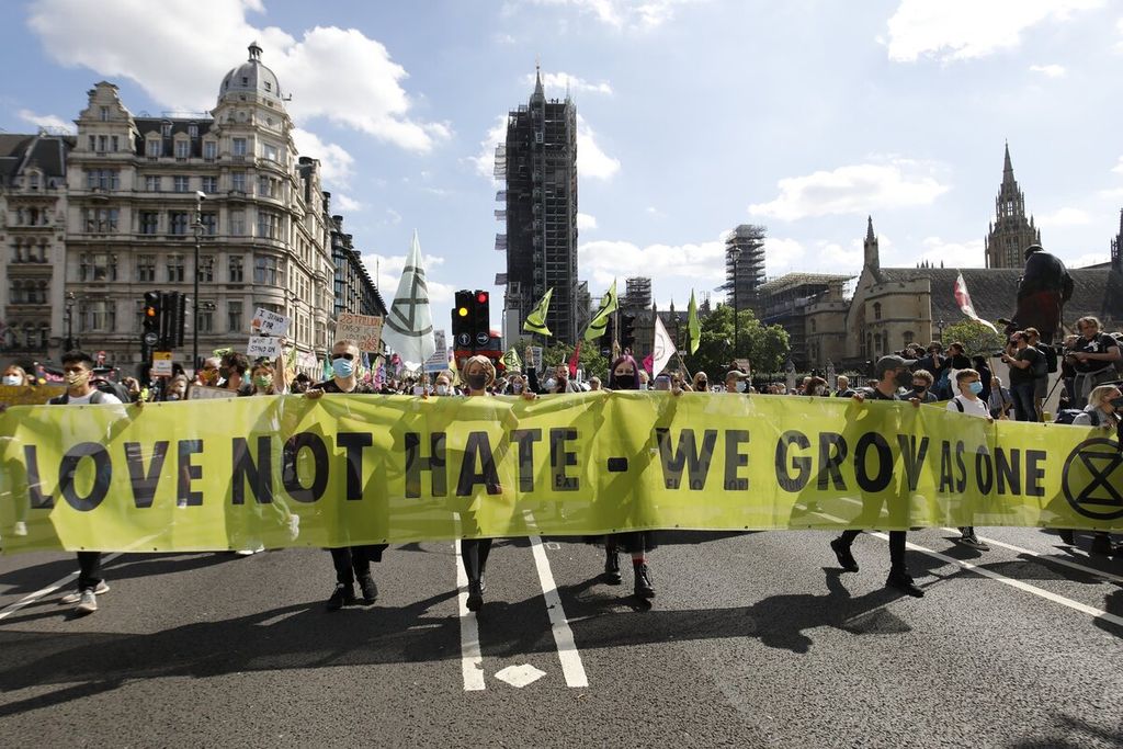 Aktivis kelompok Extinction Rebellion menyuarakan komitmen menjaga lingkungan tetap hijau dalam menghadapi perubahan iklim dan menghindari kepunahan dalam aksi di Lapangan Parlemen, London, Inggris, Selasa (1/9/2020). 