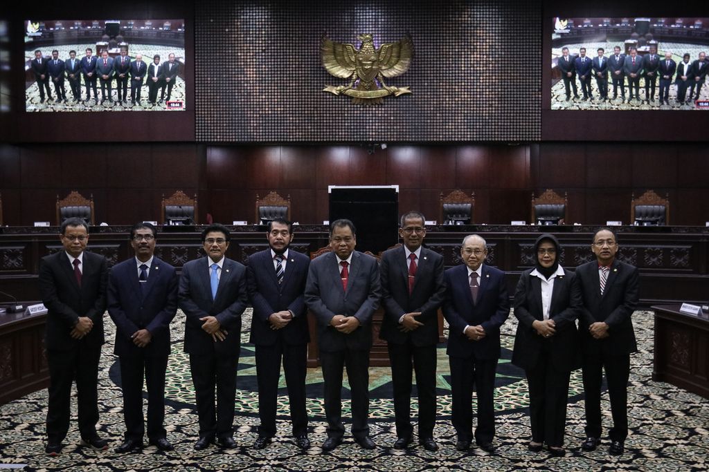 Nine constitutional justices pose for a group photo after the plenary meeting for the election of the chairman and deputy chairman of the Constitutional Court for the 2023-2028 period at the Constitutional Court Building, Jakarta, Wednesday (15/3/2023).