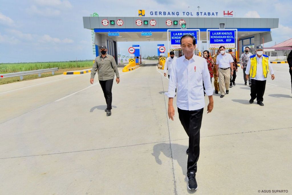 Presiden Joko Widodo meresmikan pengoperasian seksi 1 Ruas Tol Binjai-Langsa di Gerbang Tol Stabat, Kabupaten Langkat, Sumatera Utara, Jumat (4/2/2022). Tol tersebut diharapkan menjadi motor penggerak ekonomi untuk Sumut dan Aceh.