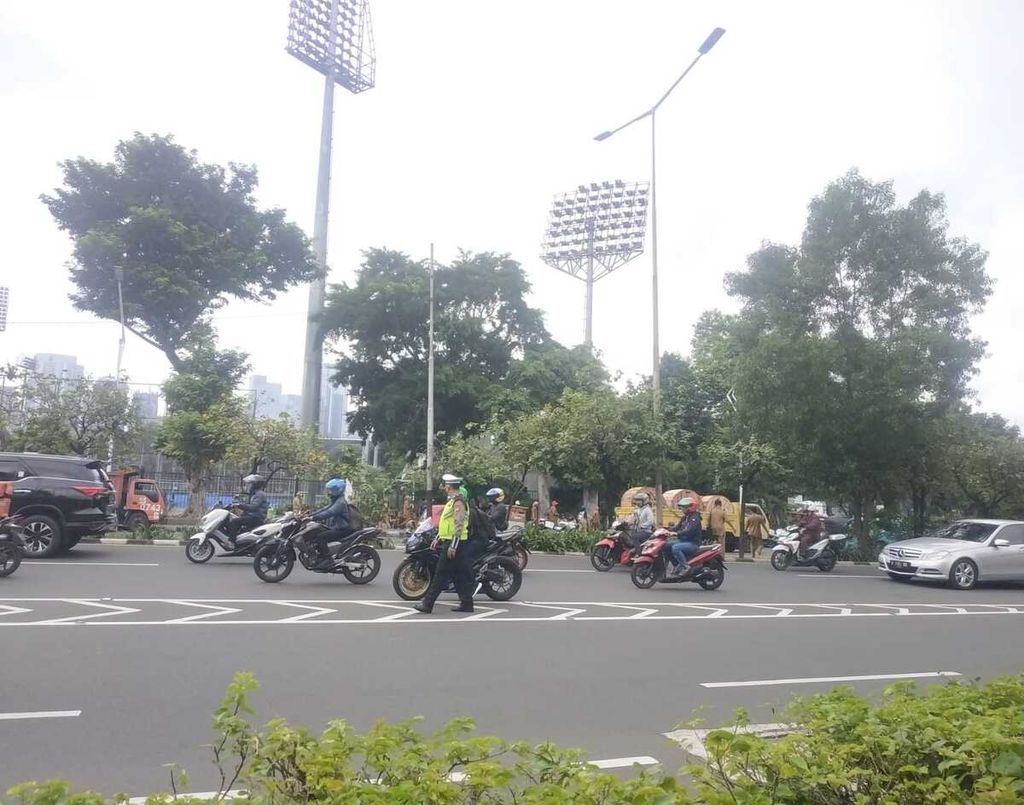 Petugas kepolisian mengatur lalu lintas di Jalan Gerbang Pemuda, Jakarta, Selasa (17/1/2023). 