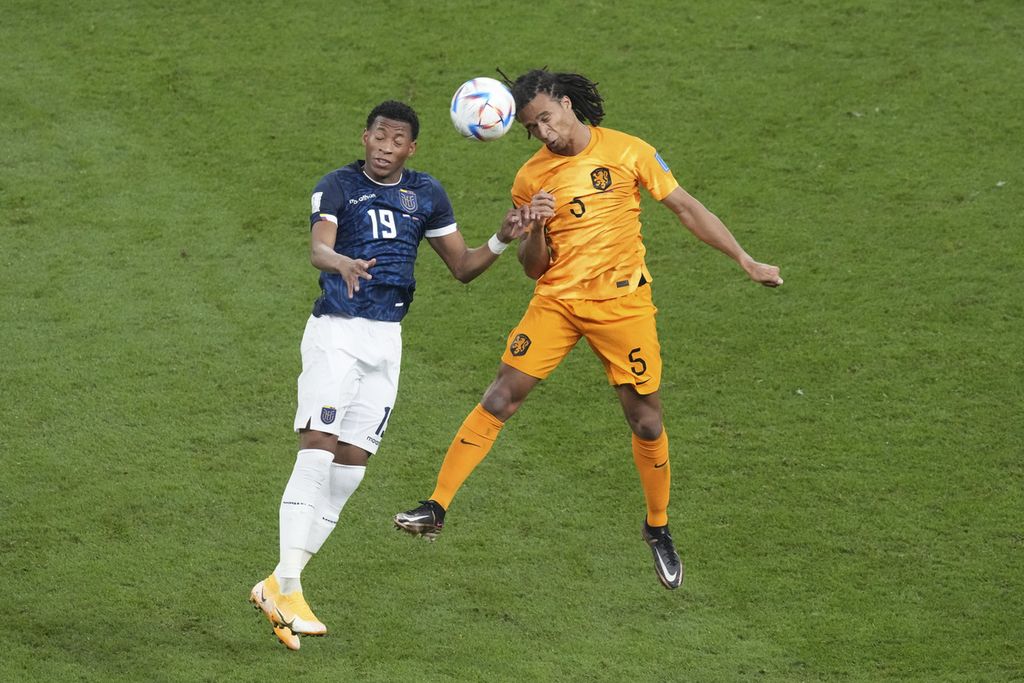 Pemain Belanda, Nathan Ake (kanan), berebut bola dengan pemain Ekuador, Gonzalo Plata, di pertandingan fase Grup A Piala Dunia 2022 di Stadion Khalifa, Qatar, Jumat (25/11/2022). Pertandingan berakhir imbang 1-1. 
