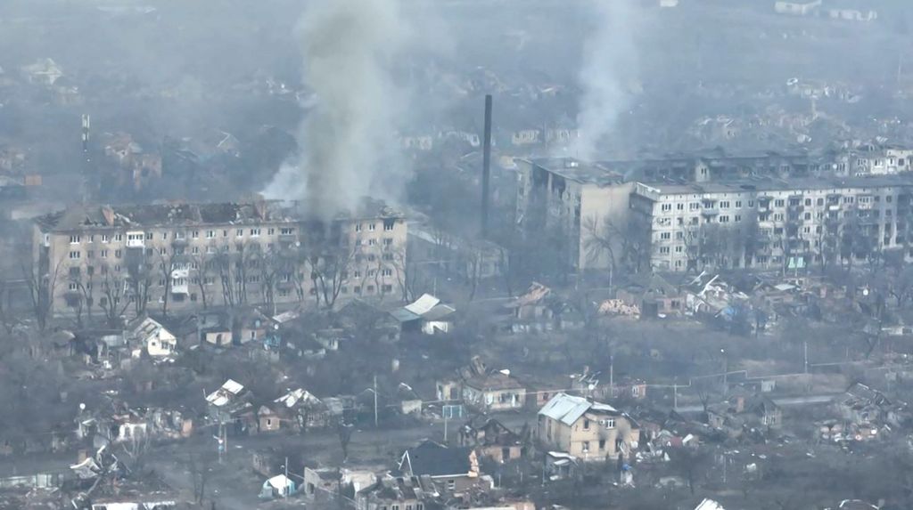 Tangkapan layar video AFPTV yang menunjukkan pemandangan udara Kota Bakhmut (27/2/2023)  yang hancur akibat pertempuran sengit Rusia-Ukraina. 