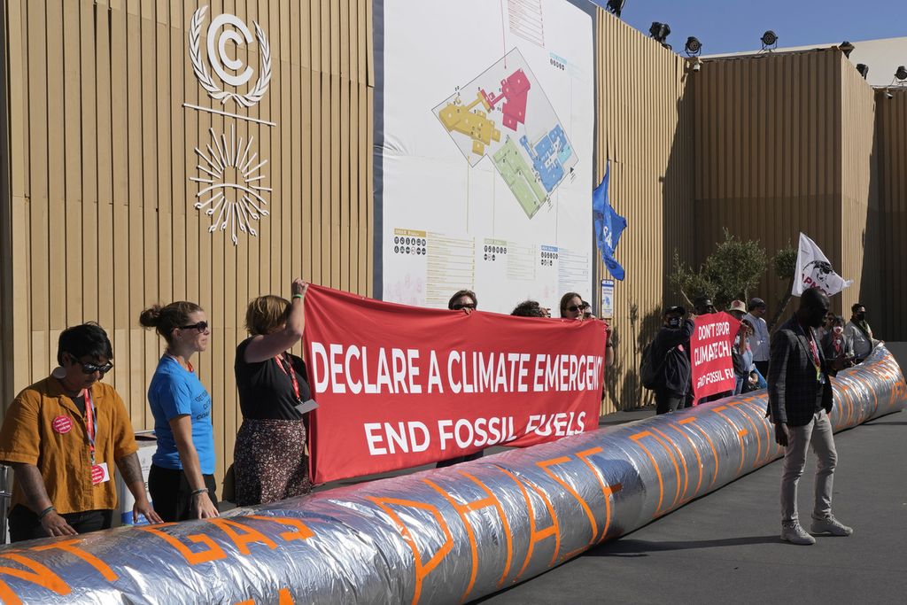 Demonstran mendesak pengakhiran bahan bakar fosil di sela-sela Konferensi Perubahan Iklim PBB (COP27) di Sharm el-Sheikh, Mesir, Jumat (18/11/2022). 