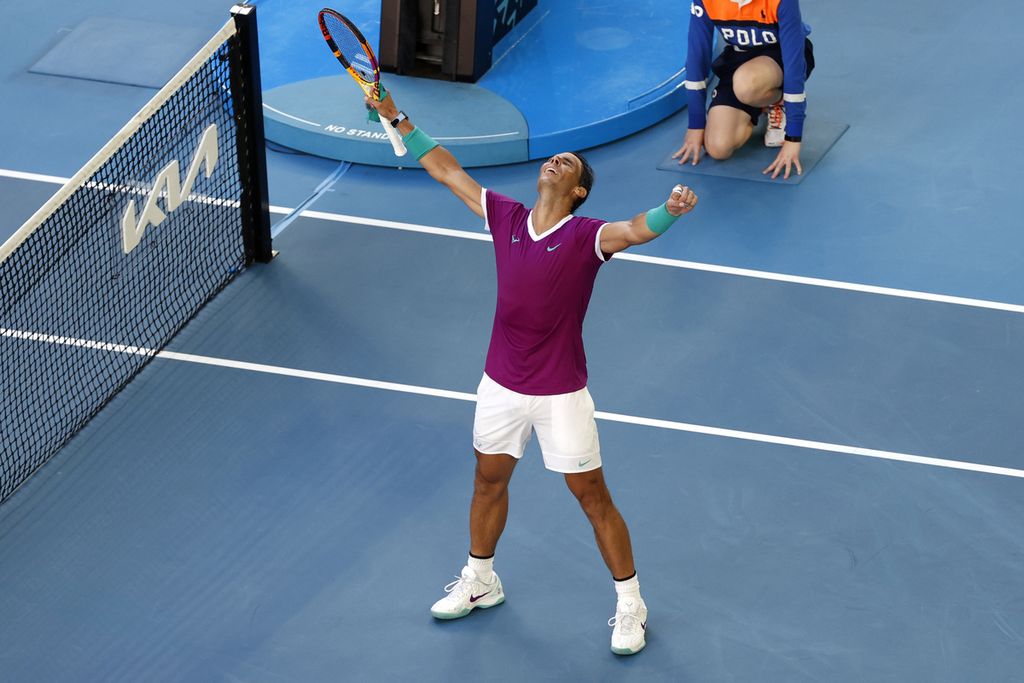 Petenis Spanyol, Rafael Nadal, merayakan kemenangannya atas Denis Shapovalov (Kanada) pada babak perempat final Australia Terbuka 2022 di Melbourne Park, Selasa (25/1/2022).