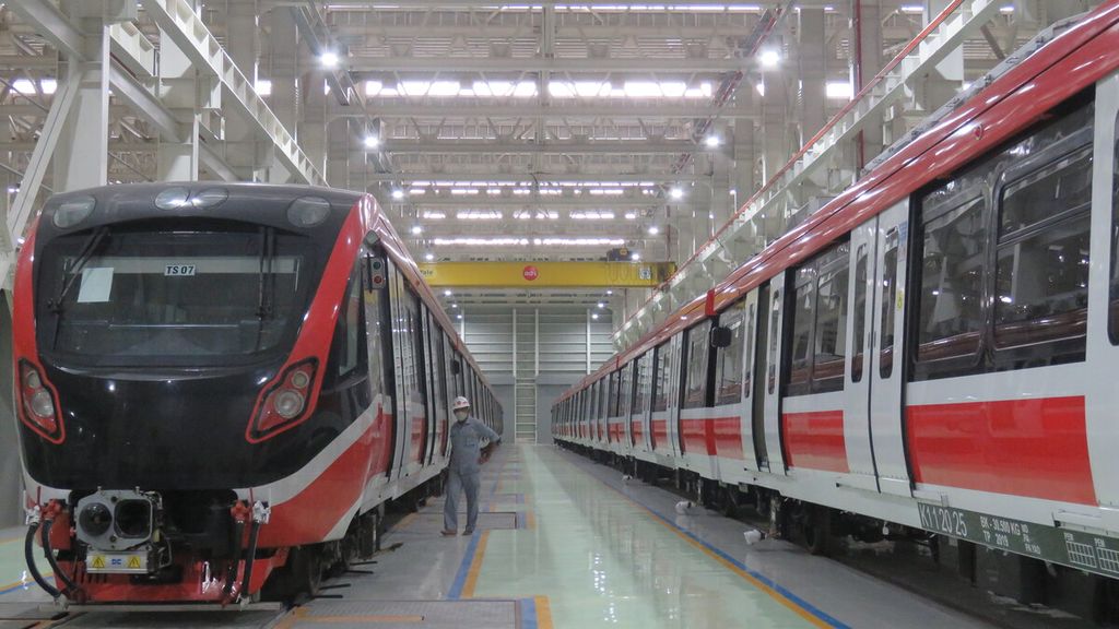 Petugas memeriksa rangkaian kereta LRT Jabodebek yang diparkir di area Light Maintenance atau kawasan pemeliharaan rutin ringan di depo LRT Jabodebek, Jatimulya, Bekasi Timur, Jawa Barat, Selasa (17/1/2023). LRT yang melayani tiga lintas pelayanan itu akan siap beroperasi komersial pada Juli 2023.