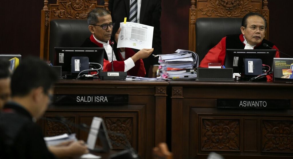 Hakim konstitusi Saldi Isra (kiri) dan Wakil Ketua Mahkamah Konstitusi Aswanto saat memimpin hari terakhir sidang pemeriksaan Perselisihan Hasil Pemilihan Umum (PHPU) Legislatif di Gedung Mahkamah Konstitusi, Jakarta, Selasa (30/7/2019). 