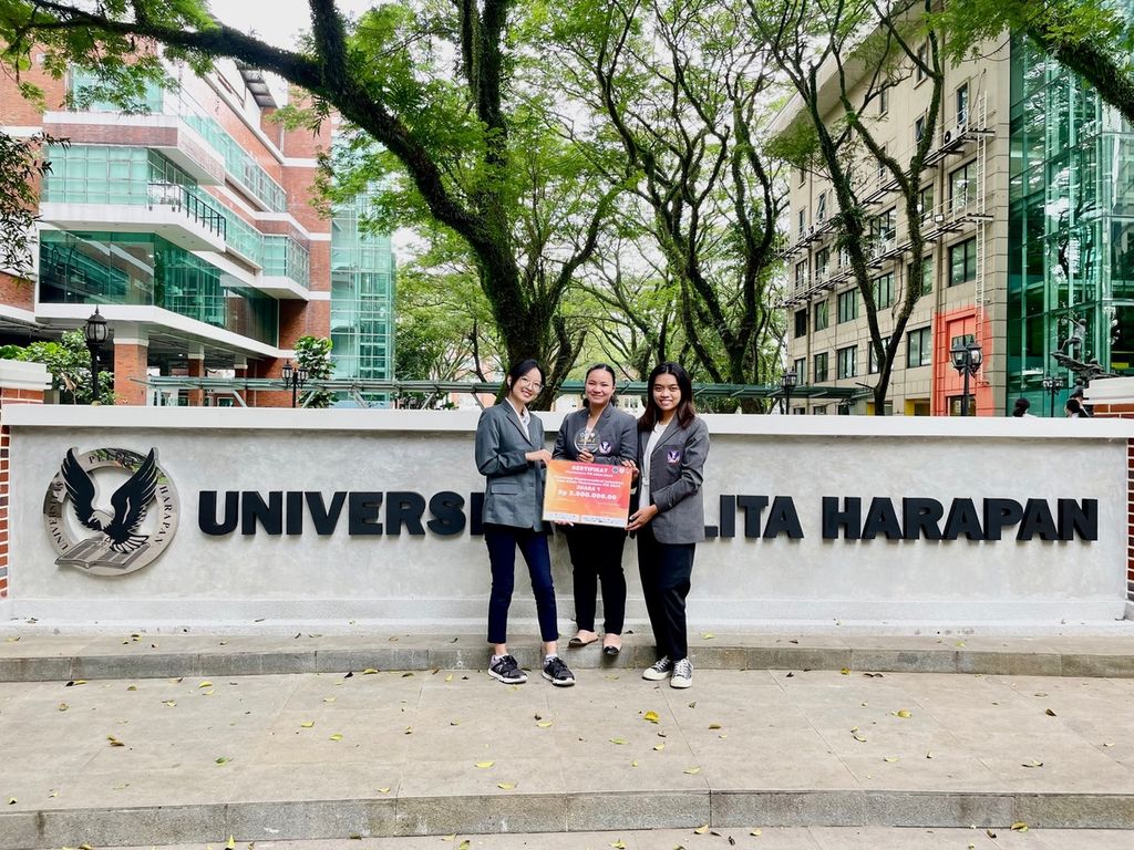 Jessica Laurencia, Jocellyne Nibenia Telaumbanua dan Imelda Angie Jesica berpose di depan Kampus Universitas Pelita Harapan. Mereka meraih juara dalam ajang Pharmanova 2023 di ITB, Bandung.