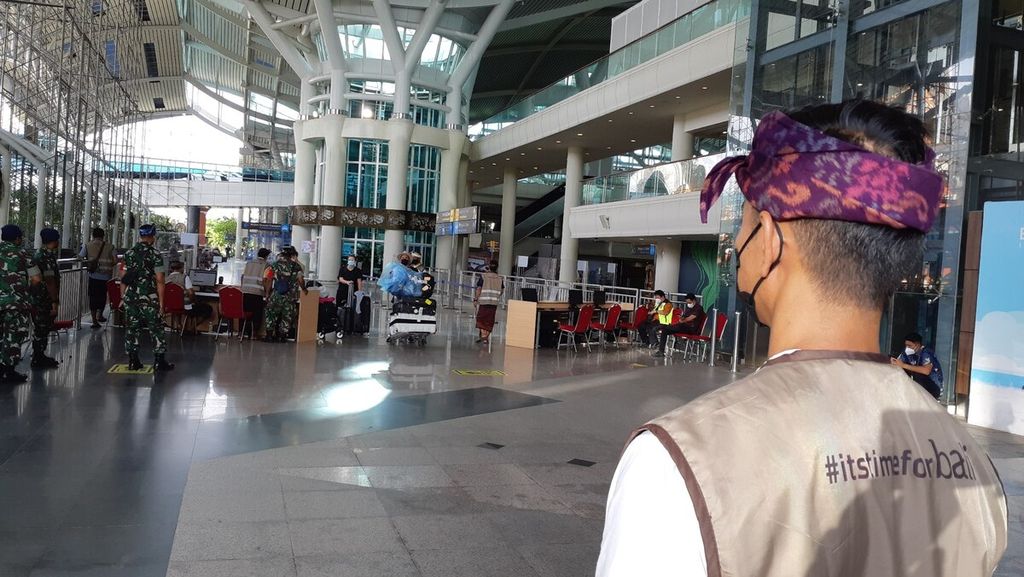 Suasana pemeriksaan terhadap penumpang rute penerbangan internasional yang akan keluar dari area Terminal Kedatangan Internasional Bandara Internasional I Gusti Ngurah Rai, Badung, Bali, Jumat (4/3/2022).