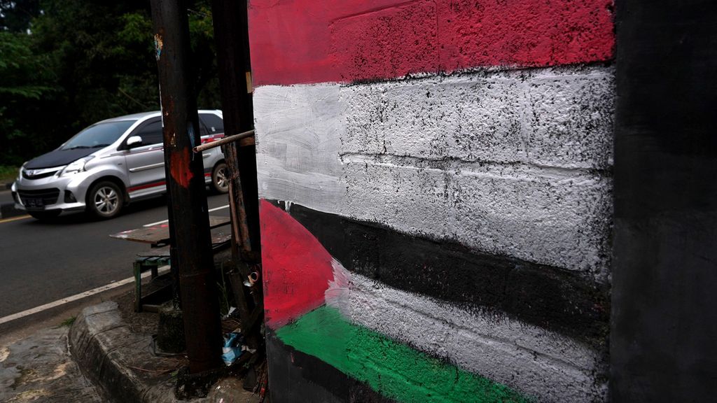 Ornamen bendera Indonesia dan Palestina digambar dalam salah satu tembok di Jalan Raya-Bogor, Depok, Jawa Barat, Minggu (23/5/2021). 
