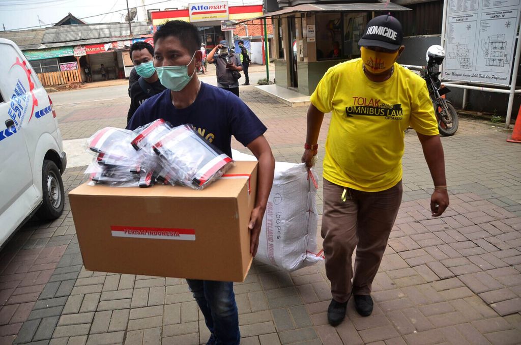 Buruh membawa alat perlindungan diri yang akan disumbangkan ke sebuah rumah sakit di Bekasi, Jawa Barat, Jumat (1/5/2020). Pemberian donasi itu dalam rangka peringatan Hari Buruh Internasional 2020. 