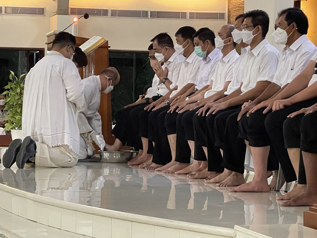 Pada Misa Kamis Putih, Kamis (14/4/2020) malam, Pastor Kepala Paroki Roh Kudus, Surabaya, Dominikus Beda Udjan SVD membasuh kaki 12 perwakilan umat gereja ini.