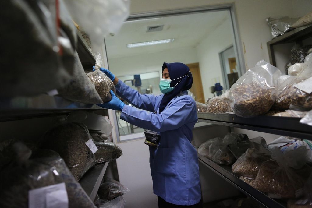 Peneliti menunjukkan sejumlah bahan baku obat alami di laboratorium Pusat Riset Obat Modern Asli Indonesia (OMAI) di Dexa Laboratories of Biomolecular Sciences, kawasan industri Cikarang, Bekasi, Jawa Barat, Rabu (11/3/2020).