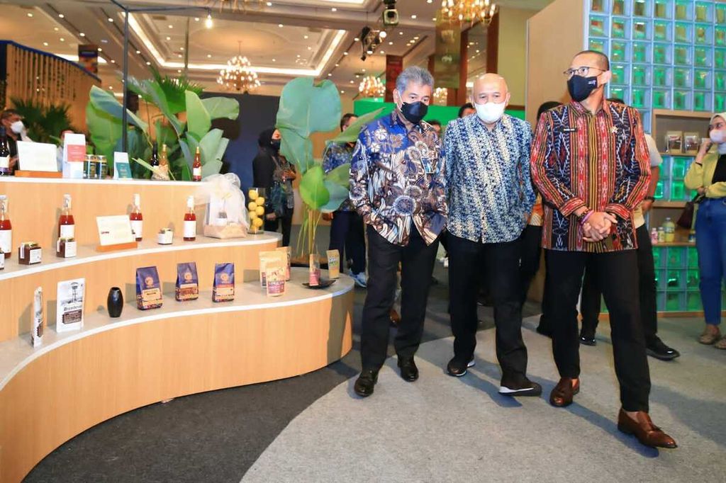 (Dari kiri ke kanan) Direktur Utama Bank Rakyat Indonesia (BRI) Sunarso, Menteri Koperasi dan Usaha Kecil dan Menengah Teten Masduki, dan Menteri Pariwisata dan Ekonomi Kreatif Sandi Uno, mengunjungi pameran UMKM Expo(rt) Brilianpreneur 2022, di Jakarta, Kamis (15/12/2022).