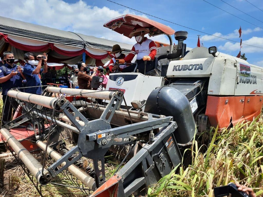 A tractor is ready to harvest rice in the Belanti Siam field, the location of a food estate in Central Kalimantan, on Wednesday (19/8/2020).