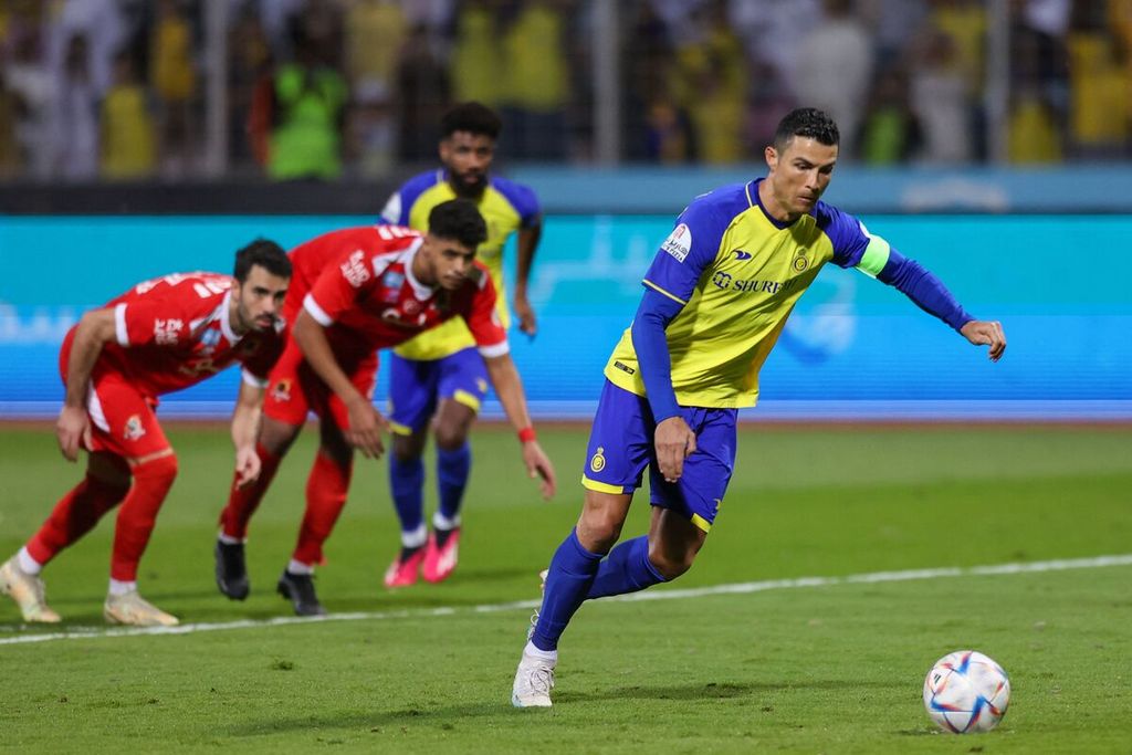 Cristiano Ronaldo melepaskan tendangan dari titik penalti dalam pertandingan Liga Arab Saudi antara Al Wehda dan Al Nassr, Jumat (10/2/2023) dini hari WIB, di Stadion Raja Abdul Aziz, Mekkah. Ronaldo mencetak 4 gol dalam pertandingan tersebut. 