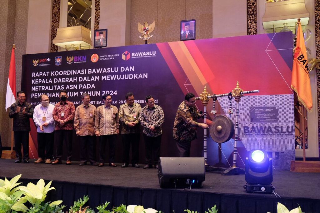 Ketua Badan Pengawas Pemilu (Bawaslu) Rahmat Bagja memukul gong sebagai tanda pembukaan acara ”Rapat Koordinasi Bawaslu dan Kepala Daerah dalam Mewujudkan Netralitas ASN pada Pemilu 2024 di Bali", Selasa (27/9/2022).