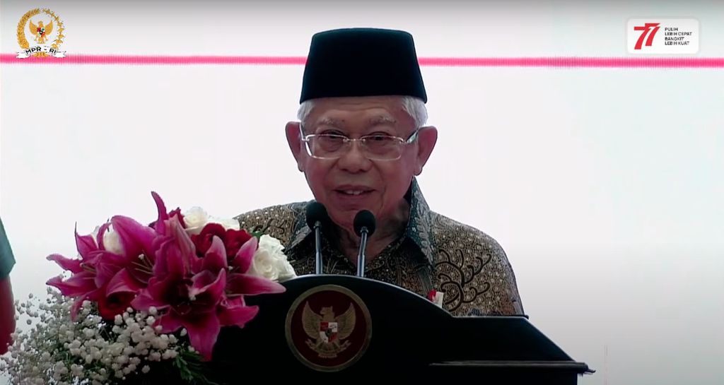 Wakil Presiden Ma'ruf Amin memberikan sambutan dalam peringatan Hari Konstitusi 2022 dan Hari Ulang Tahun Ke-77 MPR di Kompleks Senayan, Jakarta, Kamis (18/8/2022). 