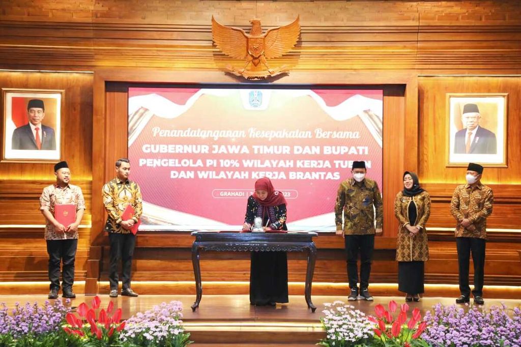 Gubernur Jawa Timur Khofifah Indar Parawansa menandatangani kesepakatan bersama dengan daerah pengelola <i>participating interest</i> sebesar 10 persen Wilayah Kerja Tuban dan WK Brantas di Gedung Negara Grahadi, Selasa (3/1/2023) malam. 