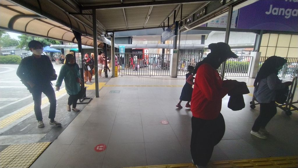 Para penumpang memasuki Stasiun Tanah Abang tanpa memindai <i>barcode</i> aplikasi Peduli Lindungi, Kamis (24/11/2022).