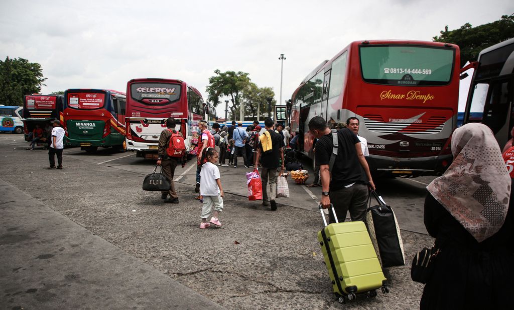 Para penumpang bergegas menuju bus di Terminal Kalideres, Jakarta Barat, Kamis (22/12/2022). Arus penumpang melalui terminal tersebut pada libur Natal dan Tahun Baru 2023 yang berbarengan dengan libur sekolah mulai ramai.