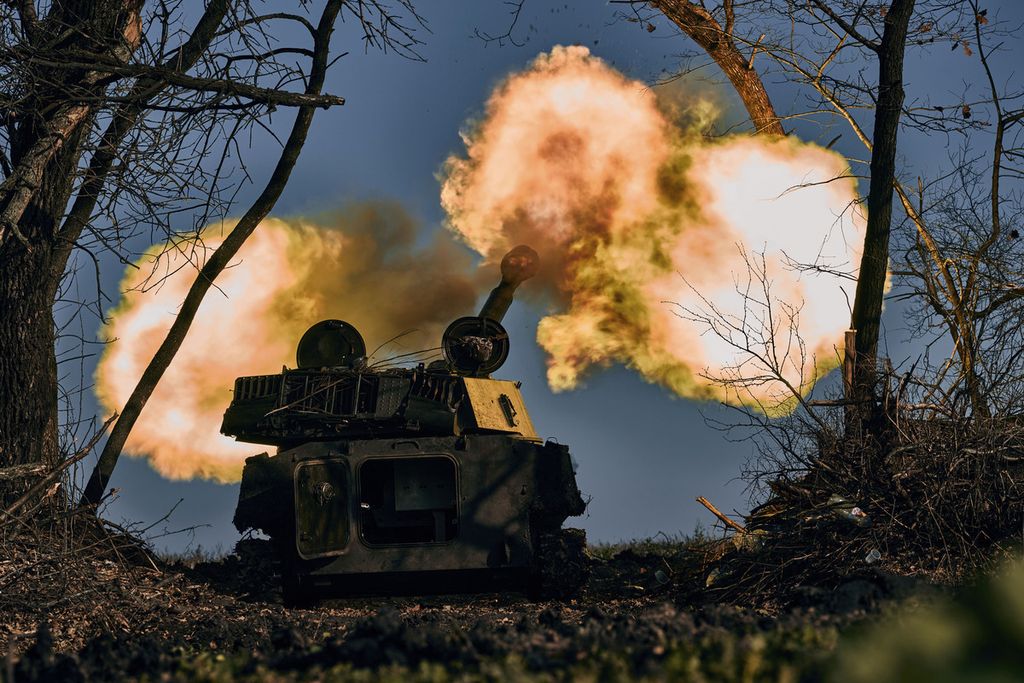 Sebuah kendaraan artileri menembak di dekat Bakhmut, wilayah Donetsk, Ukraina, Rabu, (9/11/2022).