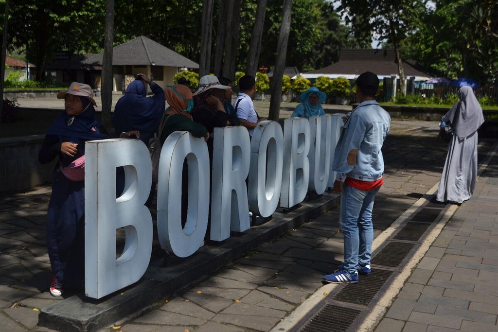Wisatawan mengunjungi Candi Borobudur di Kabupaten Magelang, Jawa Tengah, Januari 2020.