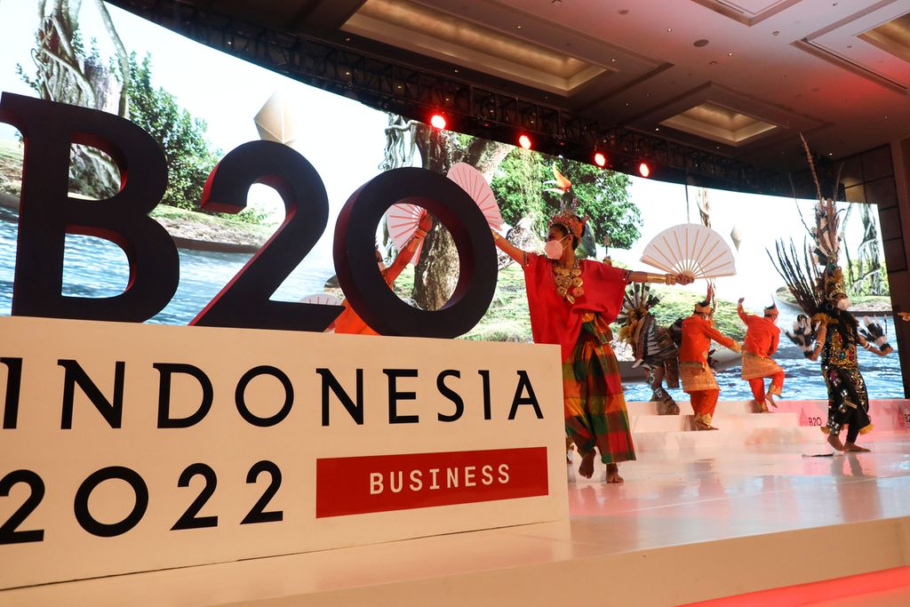 Tarian yang menggambarkan kekayaan budaya Nusantara memeriahkan pembukaan pertemuan perdana atau inception meeting B-20 di Jakarta, Kamis (27/1/2022). 