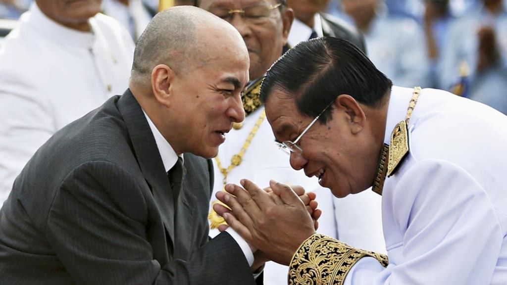 Raja Kamboja Norodom Sihamoni disambut Perdana Menteri Hun Sen (kanan) saat perayaan kemerdekaan ke-64 di Phnom Penh, Kamboja, 9 November 2017.