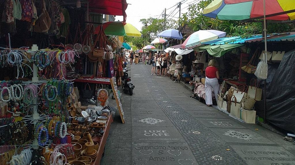 Suasana di lokasi baru Pasar Seni Ubud, Ubud, Gianyar, Sabtu (25/3/2023). Wisatawan asing berbelanja di Pasar Seni Ubud, Gianyar. 