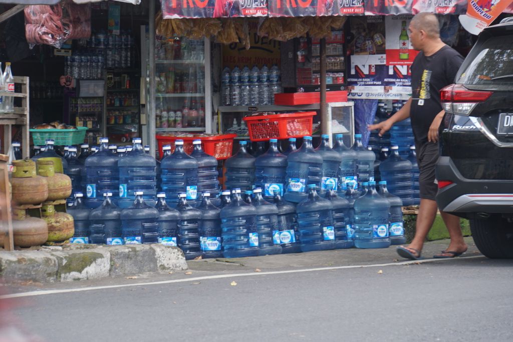 Seorang warga membeli galon air mineral, Jumat (16/9/2022), di daerah Sario, Manado, Sulawesi Utara. Manado termasuk kota tempat ditemukan air minum dalam kemasan galon polikarbonat dengan kontaminasi Bisphenol-A melebihi ambang batas 0,6 ppm.