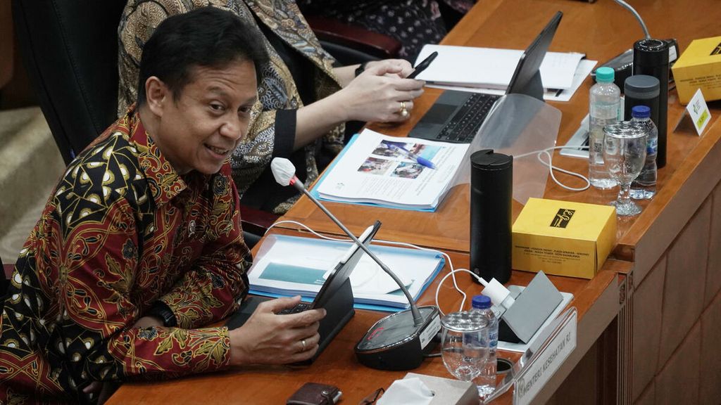 Menteri Kesehatan Budi Gunadi Sadikin mengikuti rapat kerja dengan Komisi IX di ruang rapat Komisi IX DPR, Jakarta, Selasa (24/1/2023). Budi Gunadi memaparkan evaluasi program kerja prioritas nasional dan prioritas bidang Kementerian Kesehatan tahun 2022. 