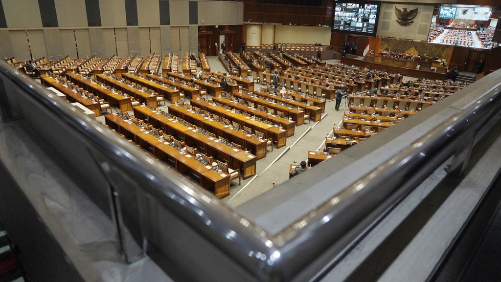 Suasana saat digelar Rapat Paripurna Pembukaan Masa Persidangan III Tahun 2022-2023 di Ruang Sidang Paripurna, Gedung Nusantara II Kompleks Gedung DPR Jakarta, yang menyisakan banyak kursi kosong karena banyaknya anggota Dewan yang tidak hadir, Selasa (10/1/2023). 
